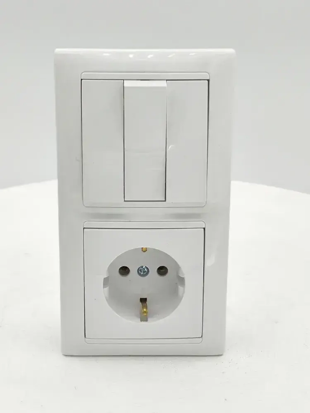 Блок Выключатель трехклавишный + розетка с заземляющим контактом скрытой установки белый 3В-РЦ-695