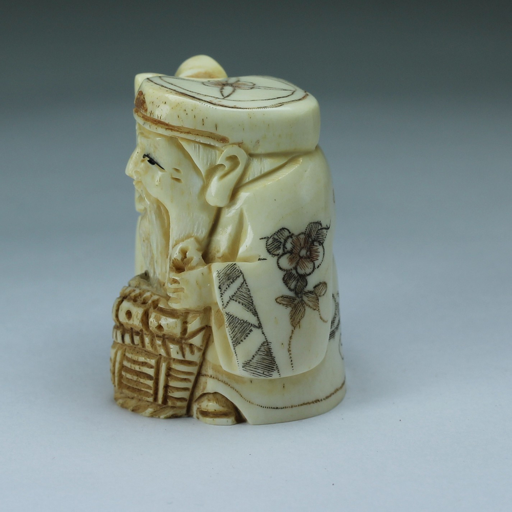 Нэцкэ Дзюродзин с посохом и корзиной рыбы