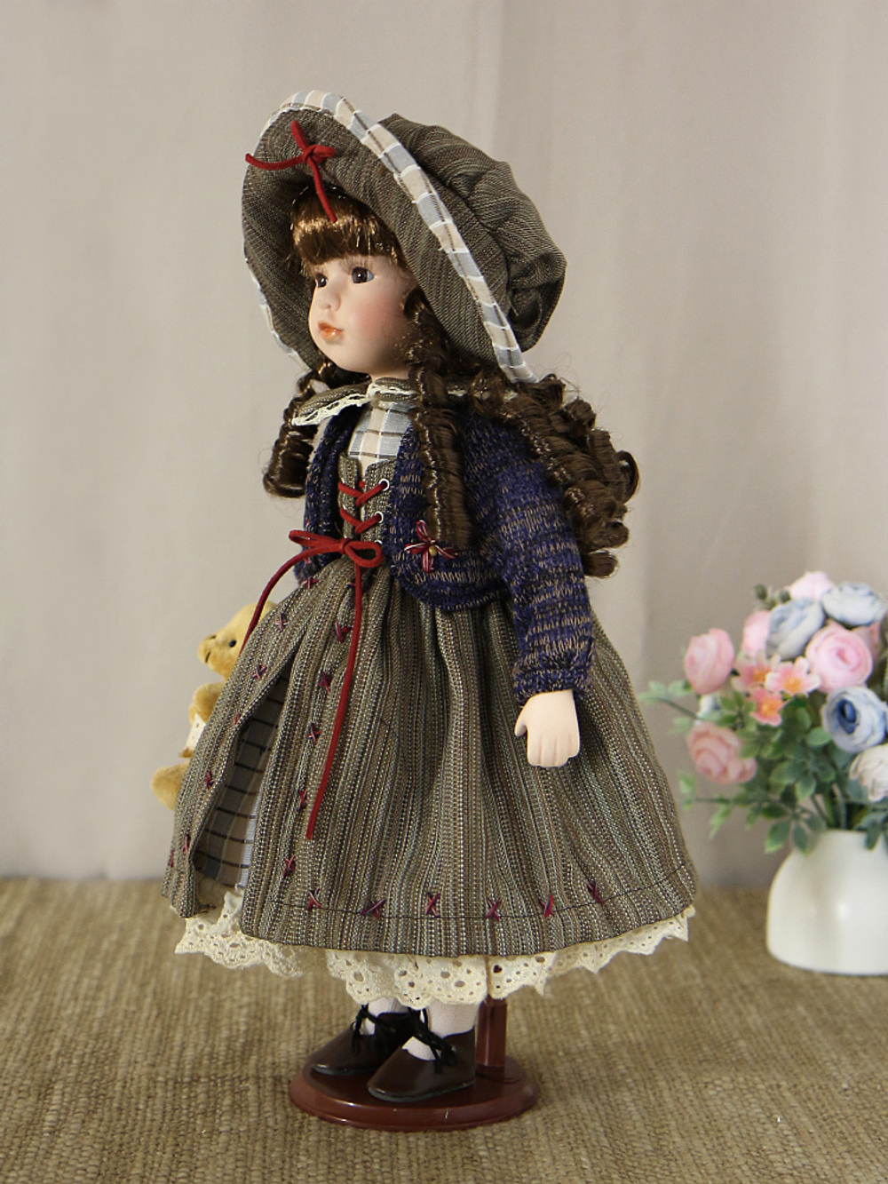 Кукла фарфоровая 16' на подставке