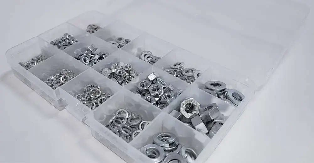 Комплект гаек и шайб М3, М4, М5, М6, М8 (плоская и гроверная) - 690 шт. в органайзере