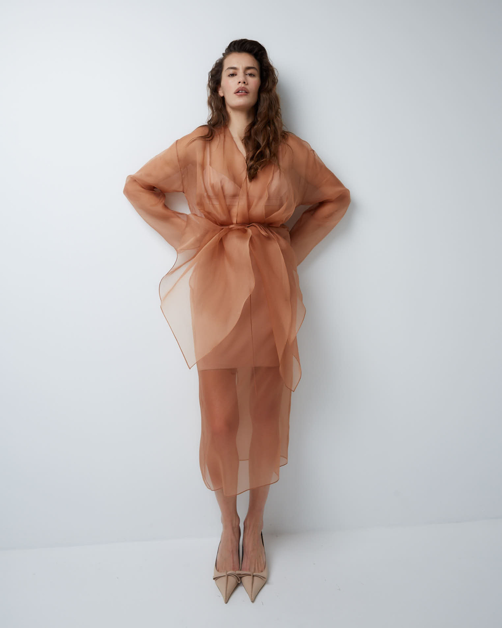 Блуза на пояске из шелковой органзы карамель