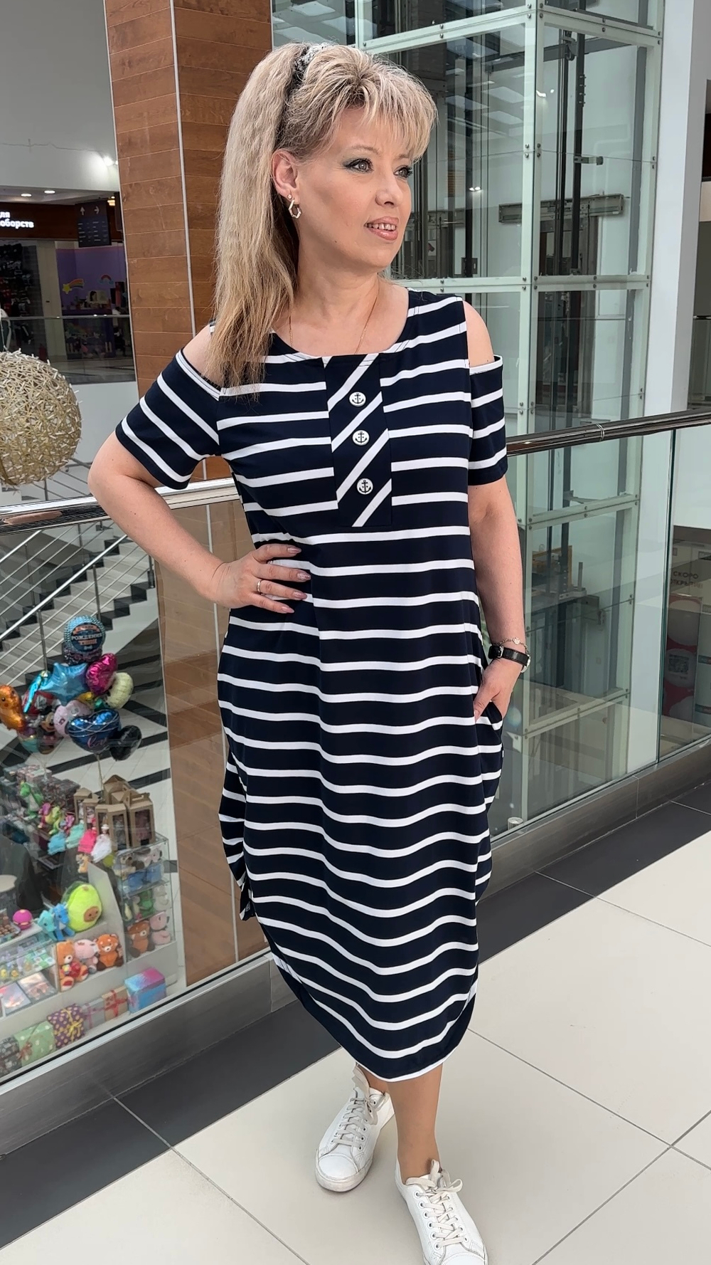 Трикотажное платье в полоску с вынутыми плечиками на большие размеры