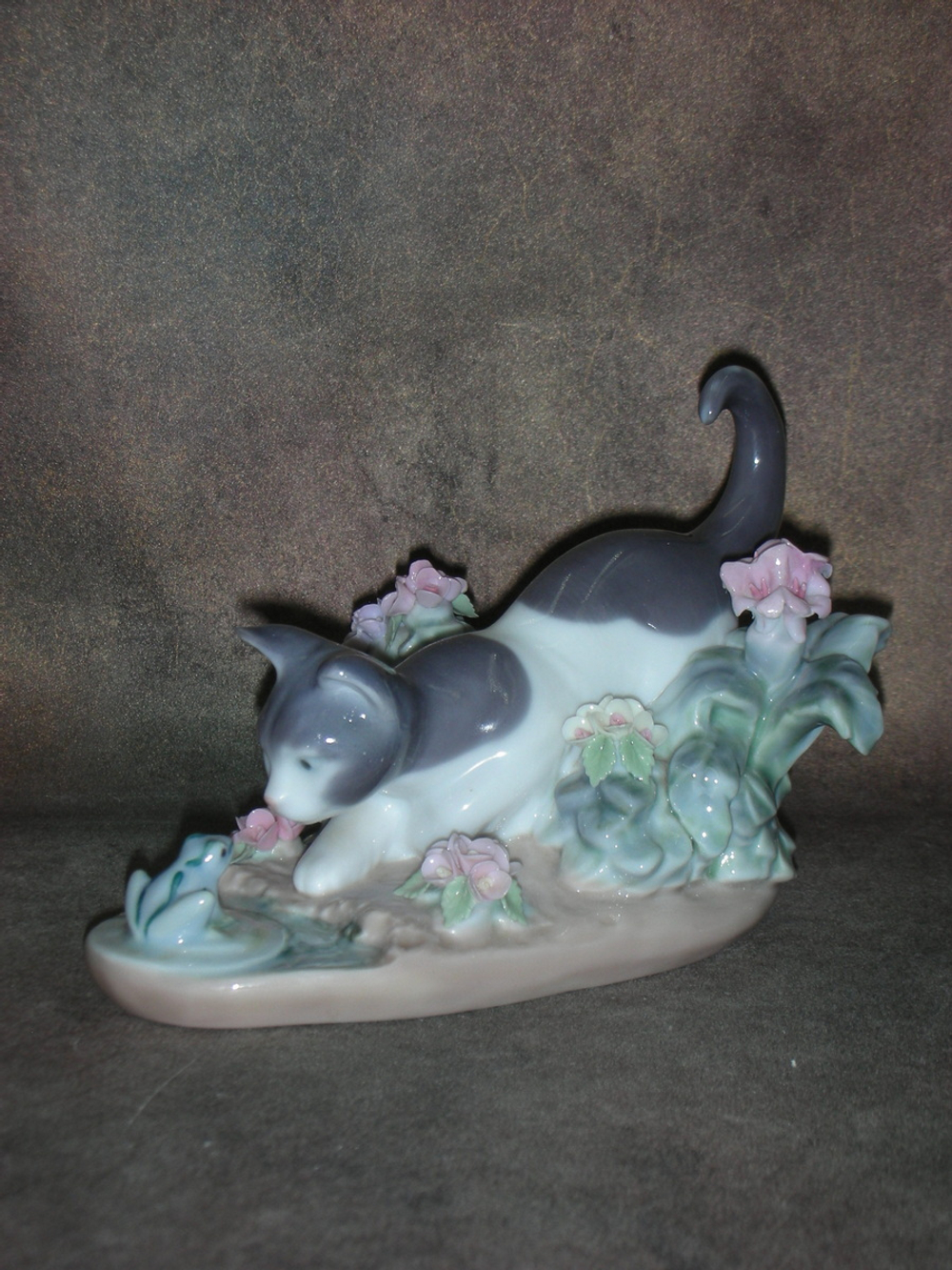 Статуэтка. Фарфор. Противостояние Котёнка и Лягушонка. Lladro. Испания