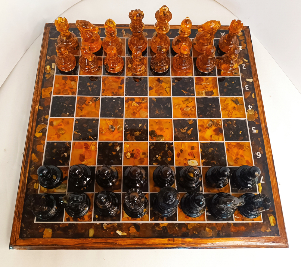 Настольные игры - шахматы, шашки из янтаря