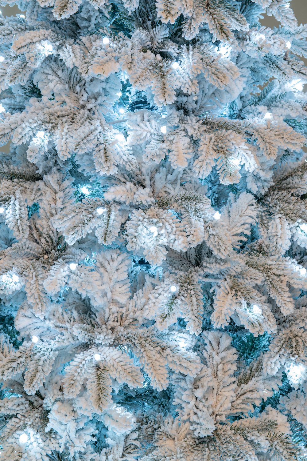 Заснеженная елка с гирляндой «Камчатская» холодный свет (Литая+пвх) 180 см / 1,8 м