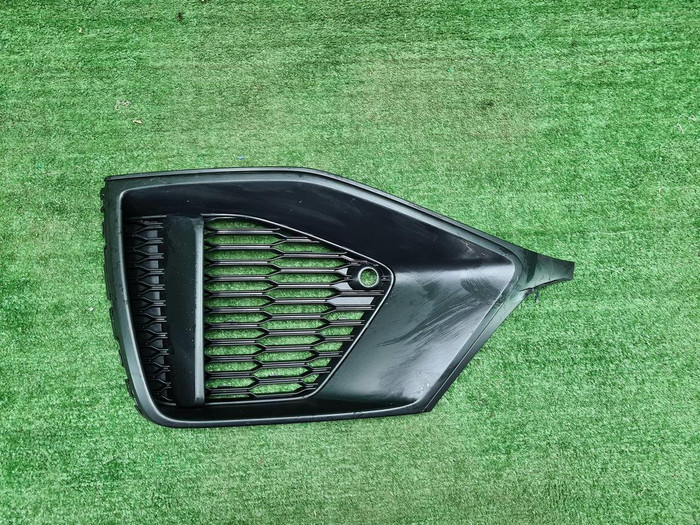 Решетка переднего бампера Audi Q8 (18-23) S-line