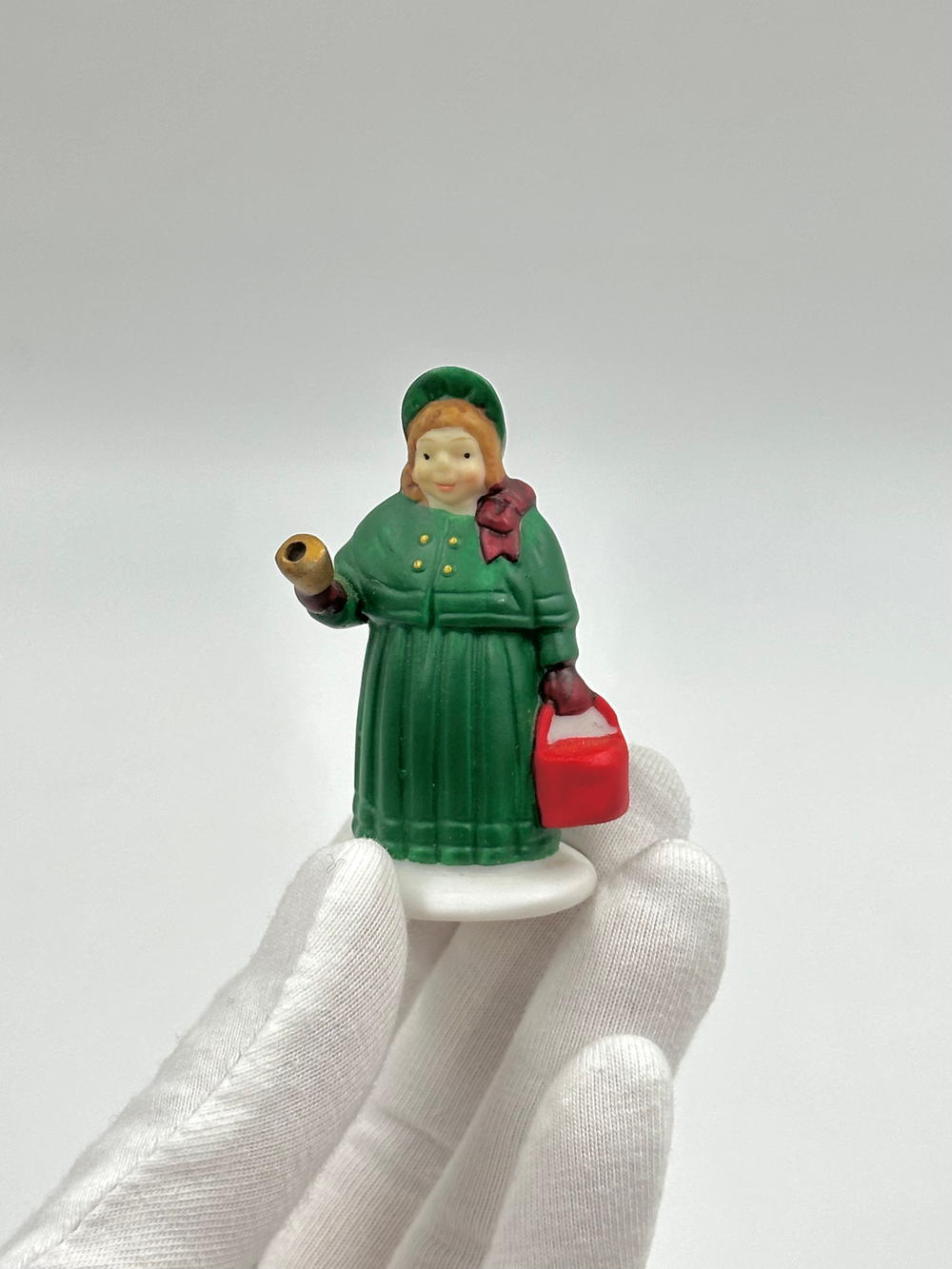 Фигурка Женщина с колокольчиком Department 56