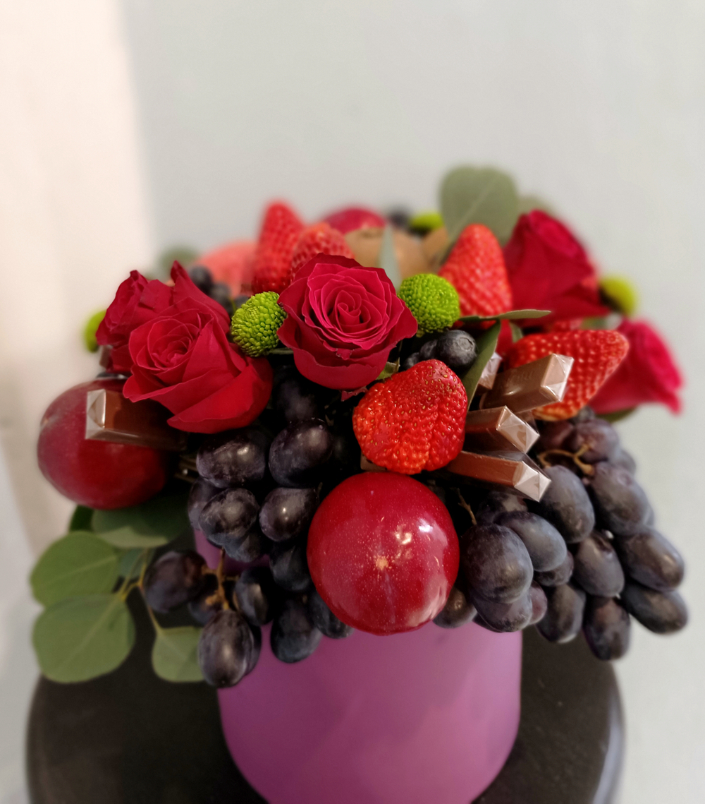 Фрукты и цветы в шляпной коробке