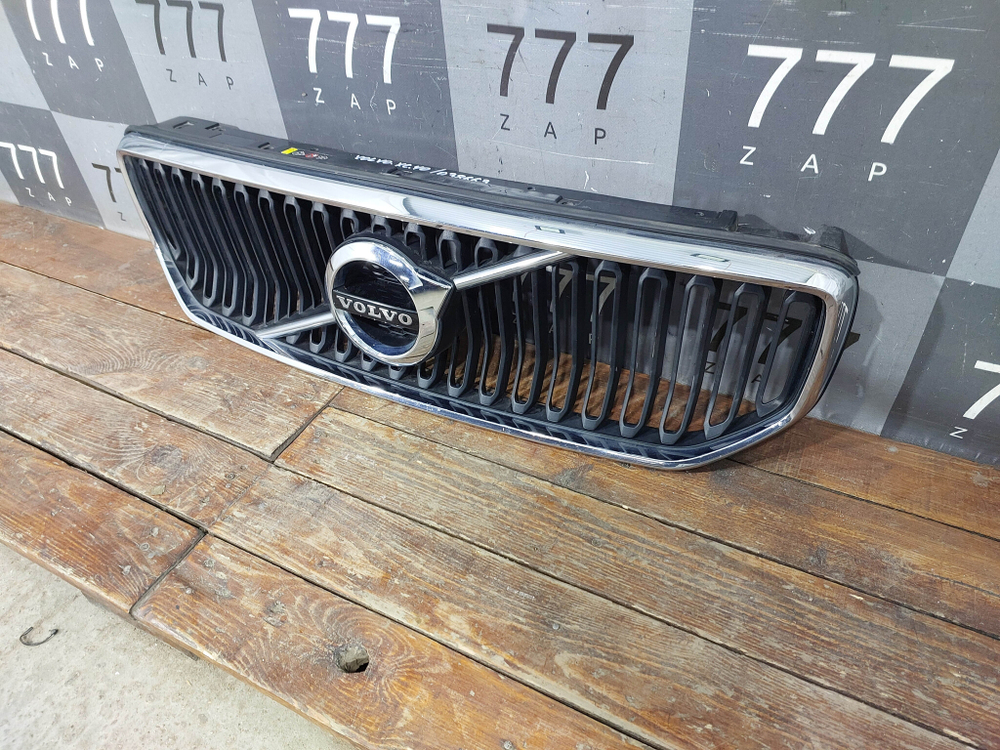 Решетка радиатора Volvo XC40 17-нв Б/У Оригинал 31479415