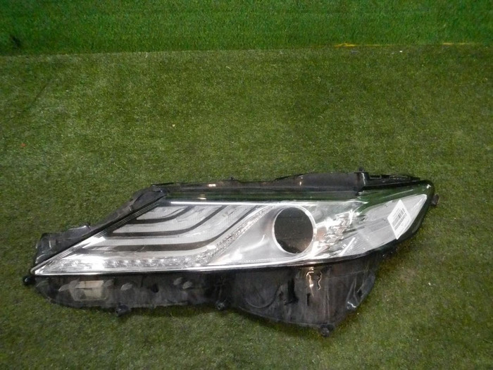 Стекло фары левое Toyota Camry xv70 (2017-2021)