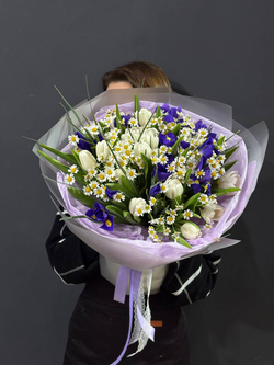 Букет из ирисов, тюльпанов и ромашек