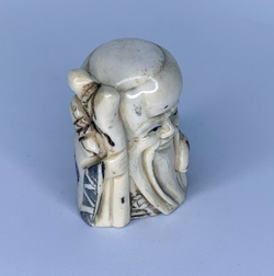 Нэцкэ Шоусин с посохом и персиком