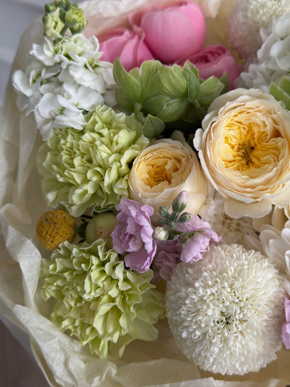 Букет сборный из кустовых пионовидных роз, хелеборуса, диантусов и хризантемы