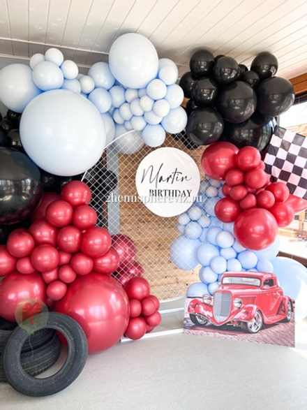 Фотозона с ретро-машиной