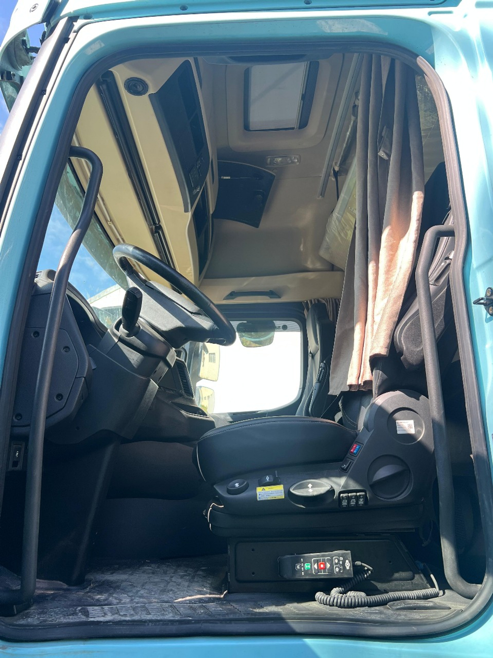 Shacman (Shaanxi) SX* 4x2 Седельный тягач SX4188YY381 (Дизельный, 12,5 л, 473 л.с., АТ)