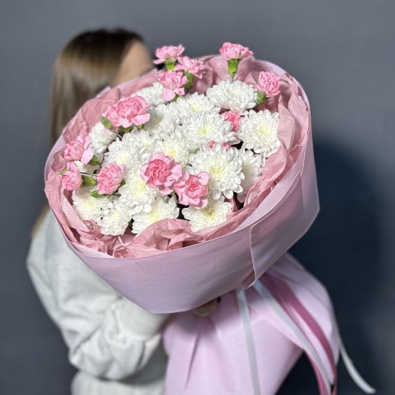 Букет из хризантем и кустовых гвоздик
