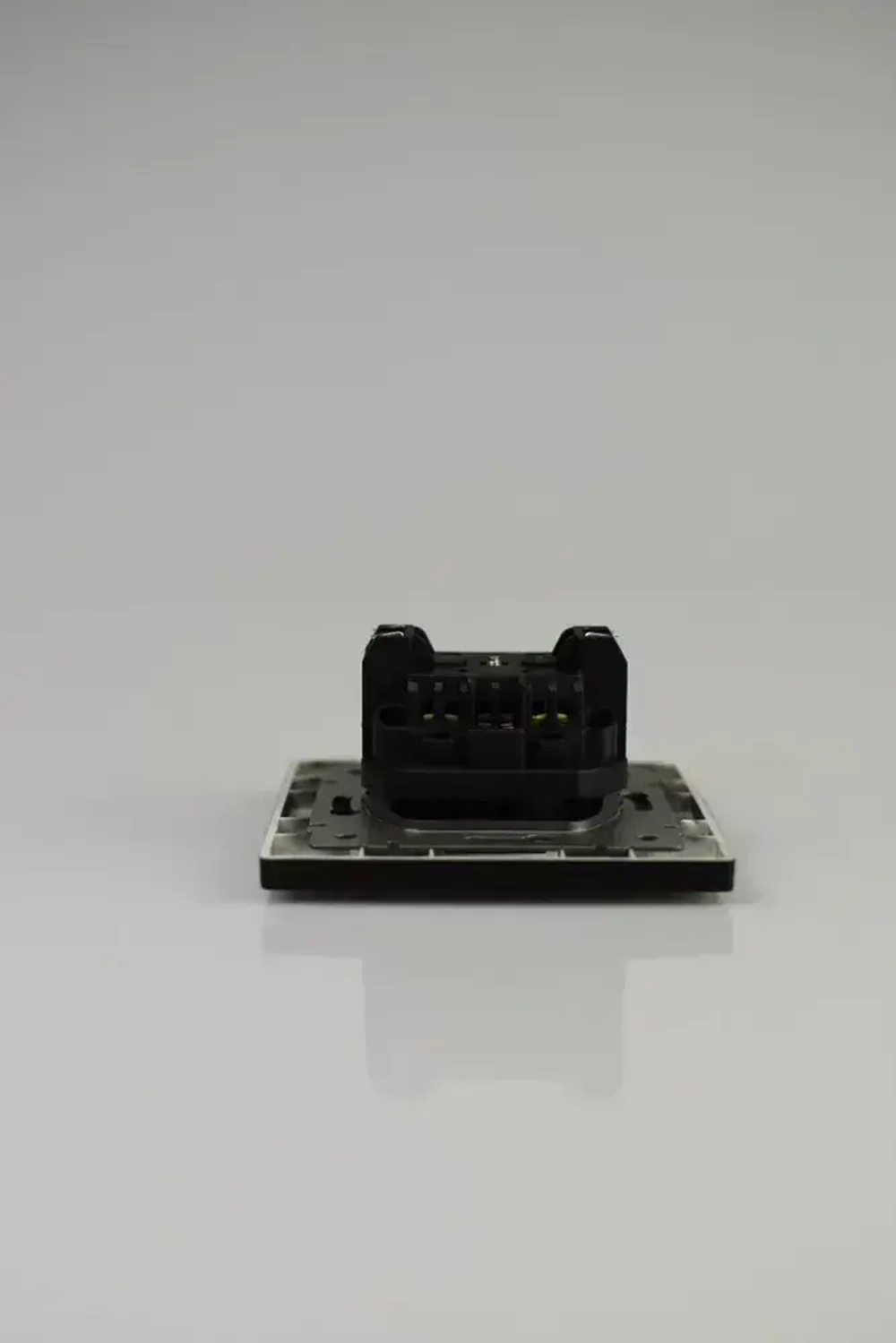 Розетка черная одинарная пластик