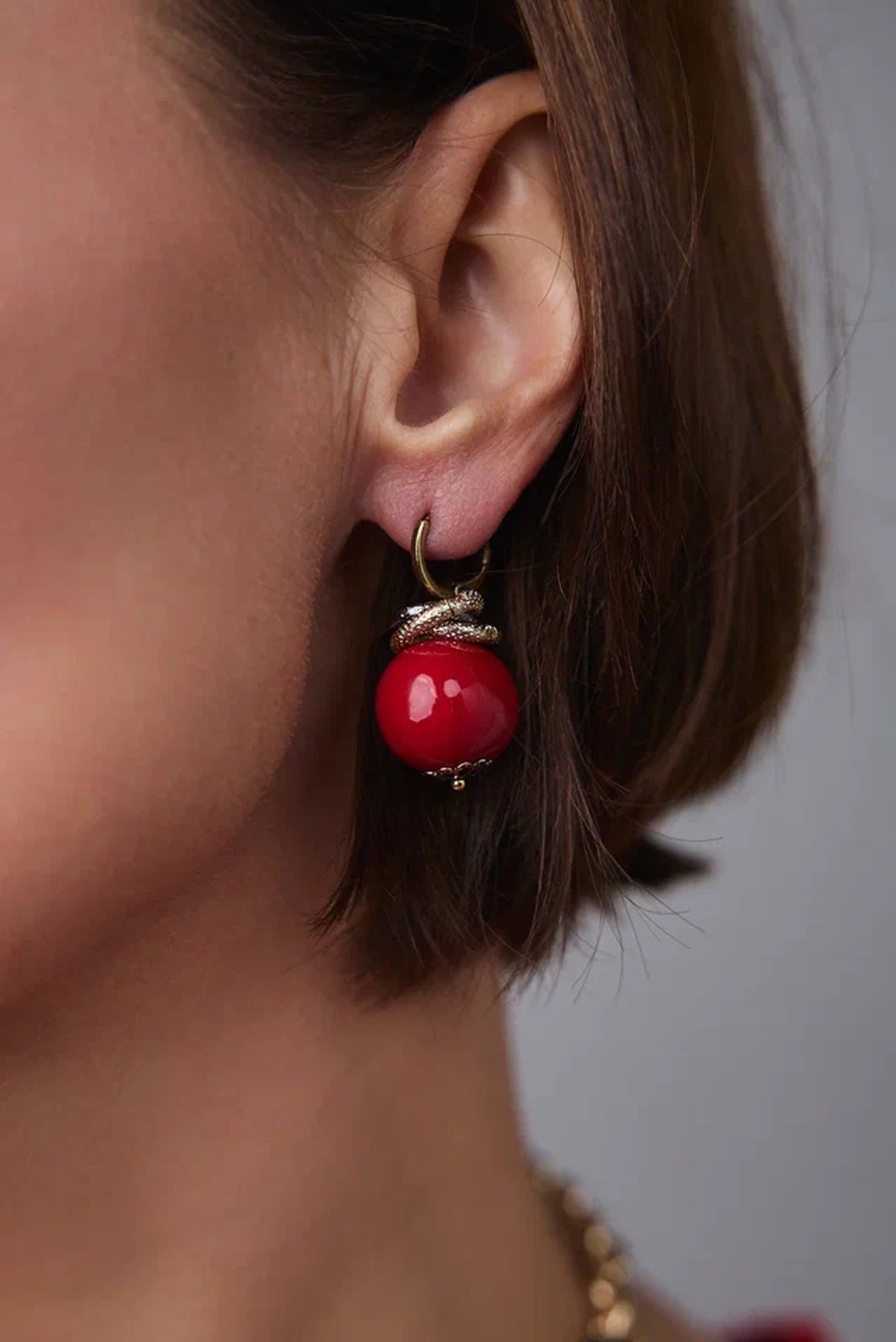 Серьги с красным плоским жемчугом на замке левербек, оттенки золото и графит