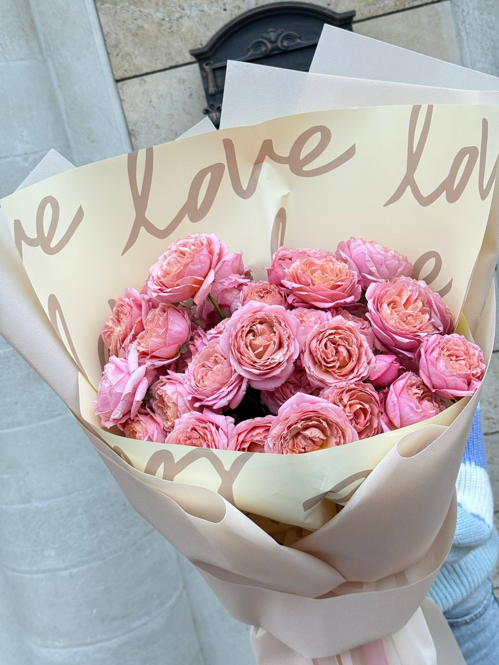 Букет пионовидных кустовых роз нежно персикового и кремового оттенков