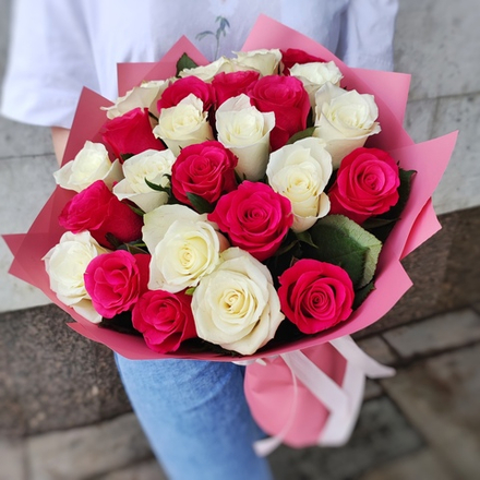 Букет из 25 белых и розовых роз (Кения 40 см)
