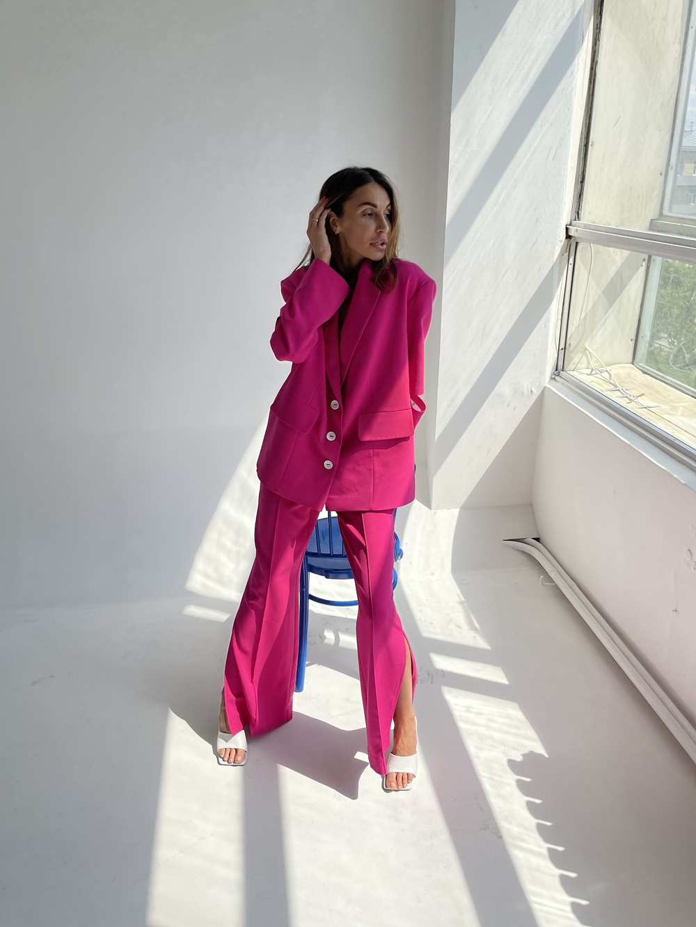 Брюки клеш с  разрезами по бокам в оттенке фуксия