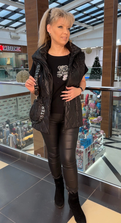 Черный стеганный жилет со стразовым принтом