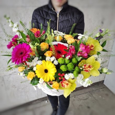 Яркая летняя корзина с герберами