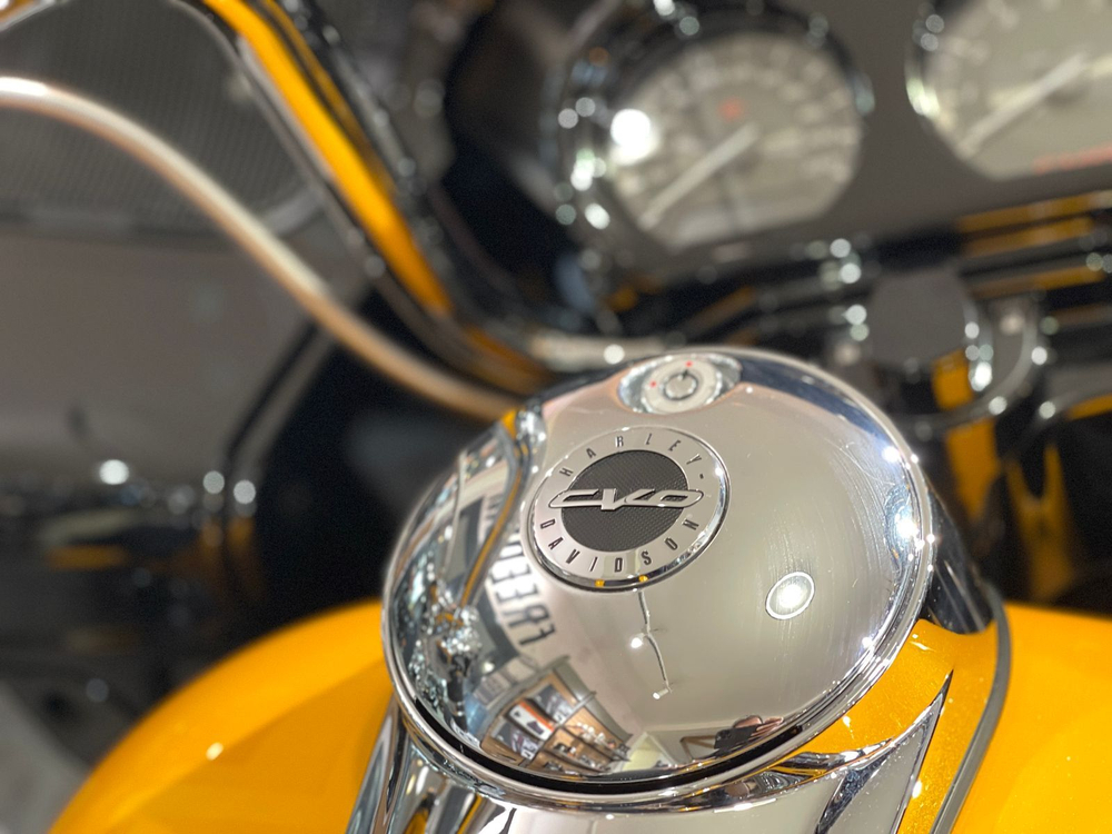 Harley-Davidson CVO Road Glide Limited (Hightail Yellow Pearl)