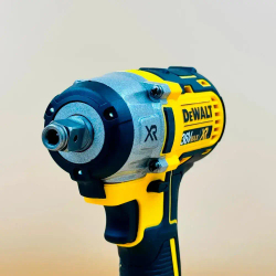 Гайковерт DeWalt ударный с набором и двумя аккумуляторами