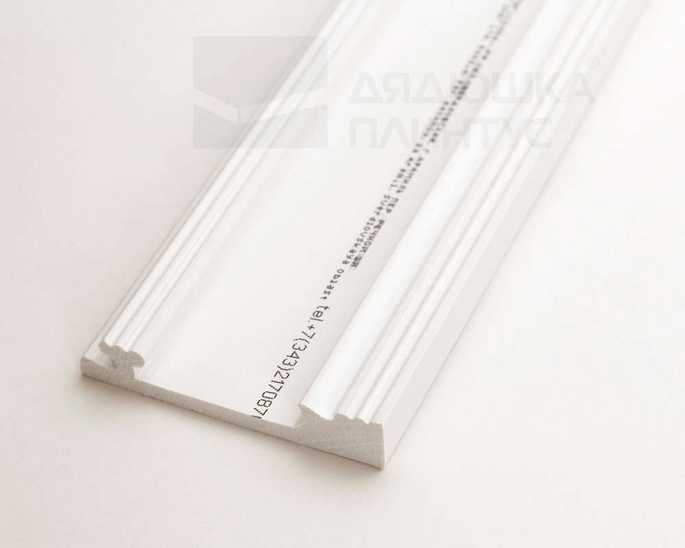 Белый плинтус из UHD Polymer. Длина 2400 мм. Высота 80 мм. Ширина 15 мм.