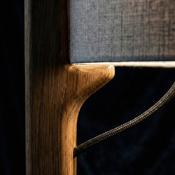 Фактура натурального дуба и льняной абажур торшера крупным планом