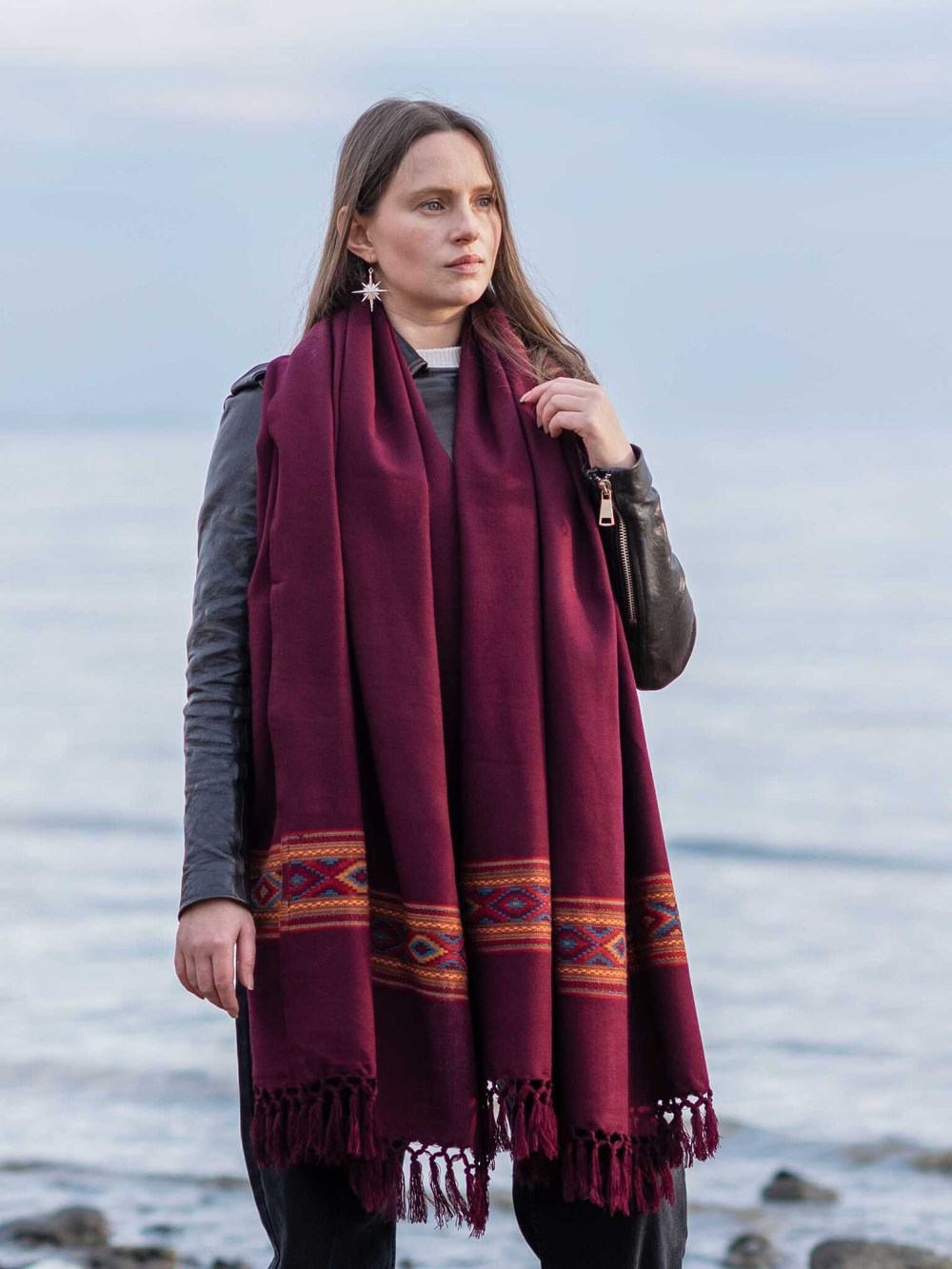 Шерстяной палантин с вышивкой