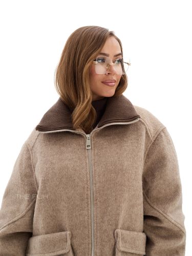 Бежевая куртка с накладными карманами