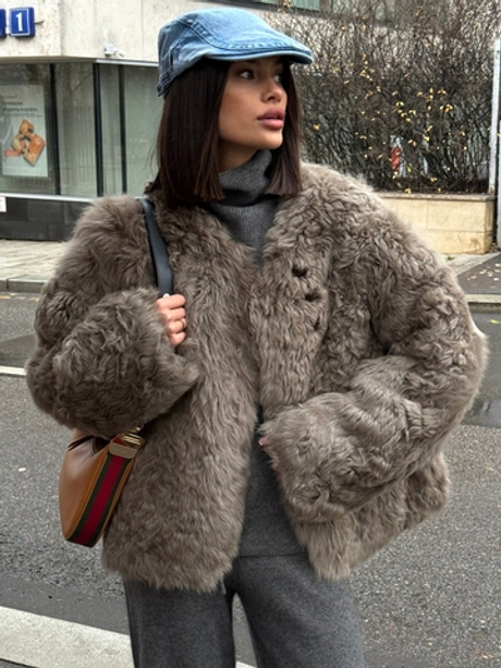 Укороченная шуба цвета капучино с тремя пуговицами