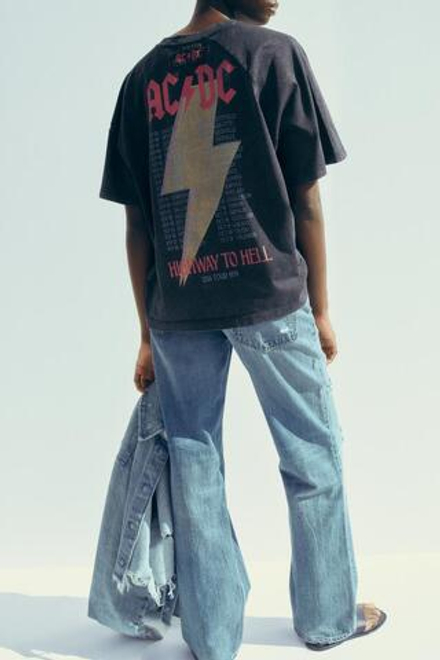 ZARA ФУТБОЛКА ©AC/DC ИЗ ТКАНИ С ЭФФЕКТОМ ПОТЕРТОСТИ, АНТРАЦИТОВО-СЕРЫЙ
