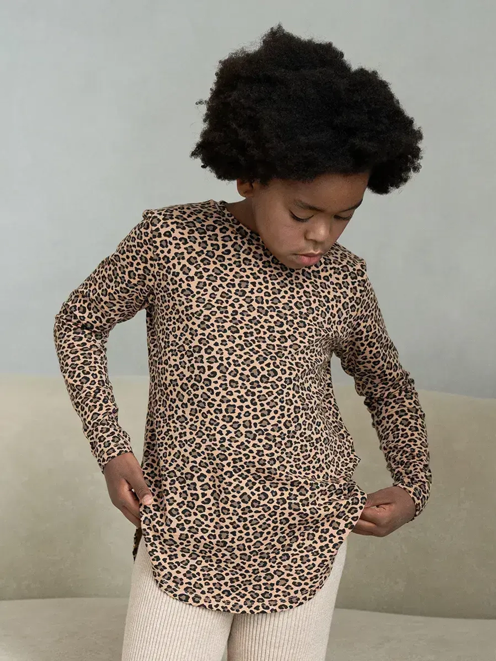 Лонгслив для девочки леопардовый удлиненный