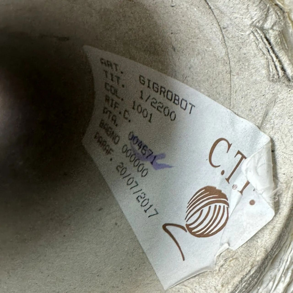 GIGROBOT - S.T.F.; экокожа - полиуретан, п/а; 220м/100гр; col.1001, цвет: белый; фантазийная пряжа для Brunello Cucinelli; Есть бобинка: 384, 403 гр; S710