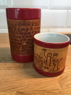 Набор из двух кружек, малая и большая, фарфоровые c берестой. Коллекция Onfim (Онфим) или Gramoty (Грамоты). 2 кружки без ручки, одной коллекции.