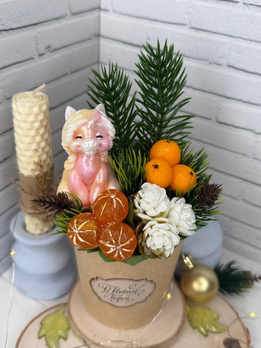 Мини букет из мыла с символом 2026 года очаровательной лошадкой Зимний букет удачи