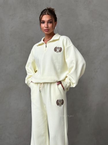 Желтый спортивный костюм с вышивкой-лого