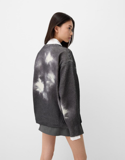 BERSHKA СВИТЕР С ПРИНТОМ "СУМЕРКИ", СЕРЫЙ