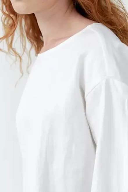 Топ с разрезами из белого льна