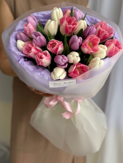 Утонченное сочетание розовых, белых и сиреневых тюльпанов в монобукете от Флора Маркет