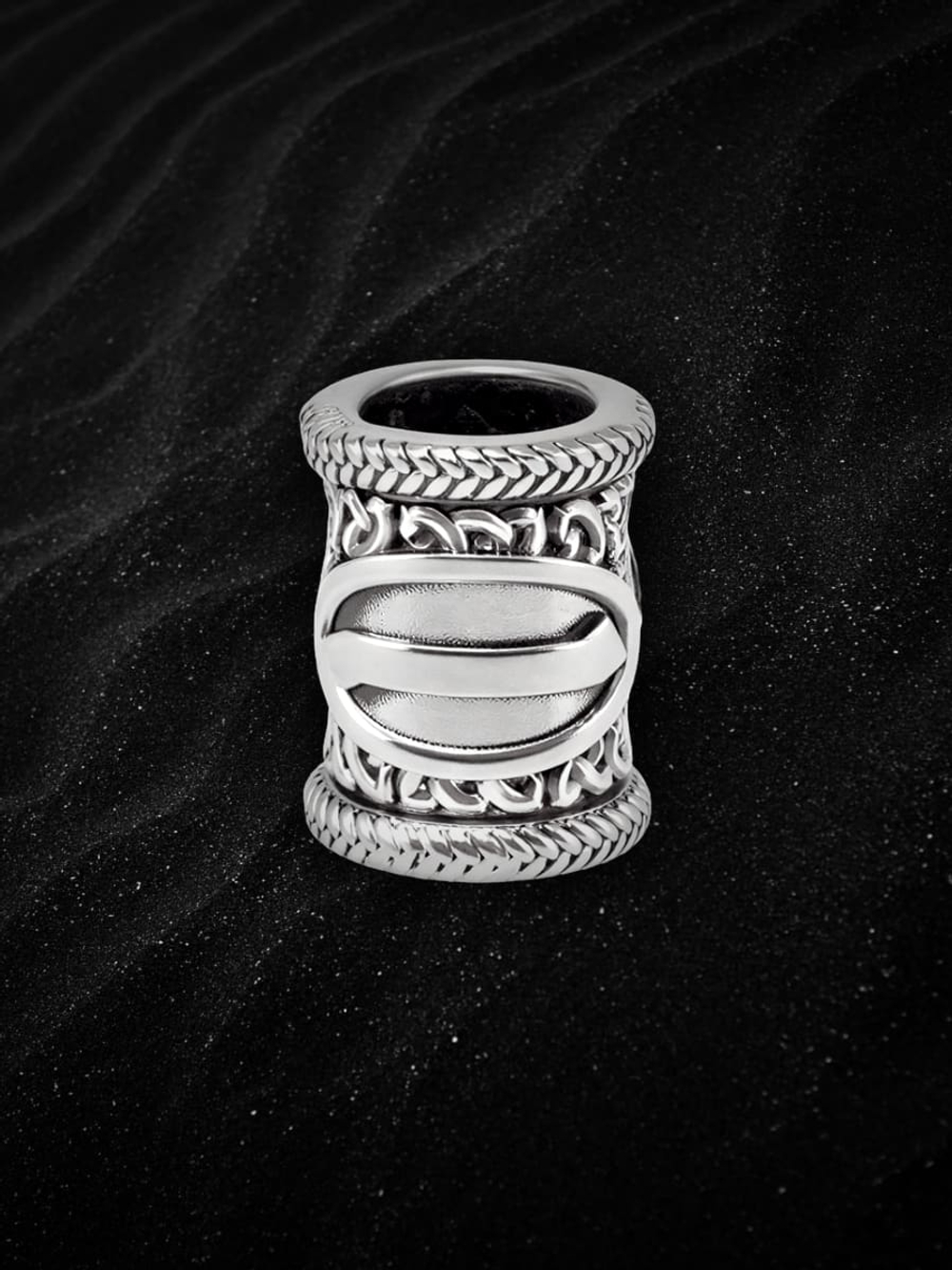 Фото шарма бочонка из серебра руна Иса для браслета ручная работа на тёмном фоне