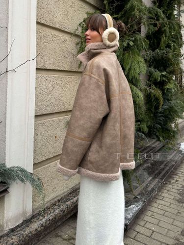 Женская двухсторонняя дубленка коричневого цвета