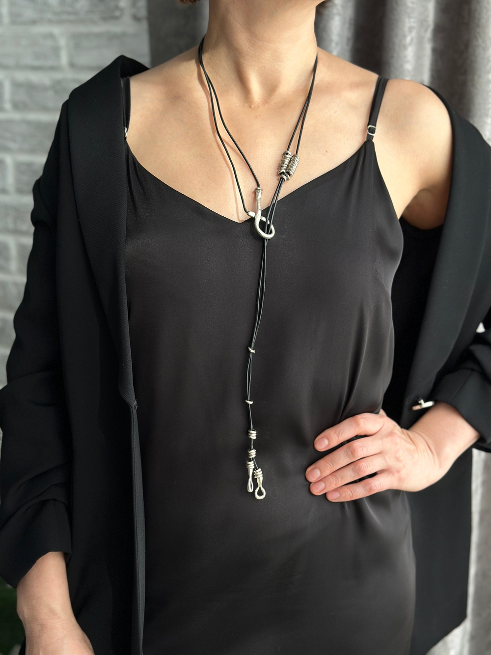 Колье-галстук ассиметричное, натуральная кожа и сплав ZAMAK