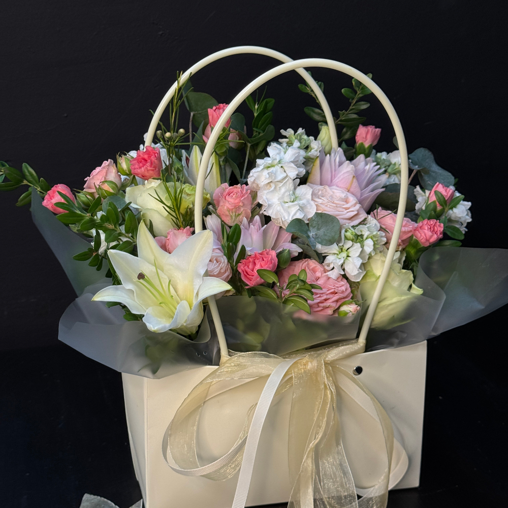 Сумочка с лилиями, розами и маттиолой
