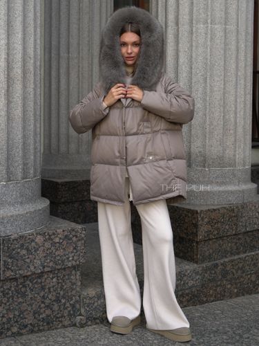 Пуховик цвета капучино с капюшоном и мехом песца