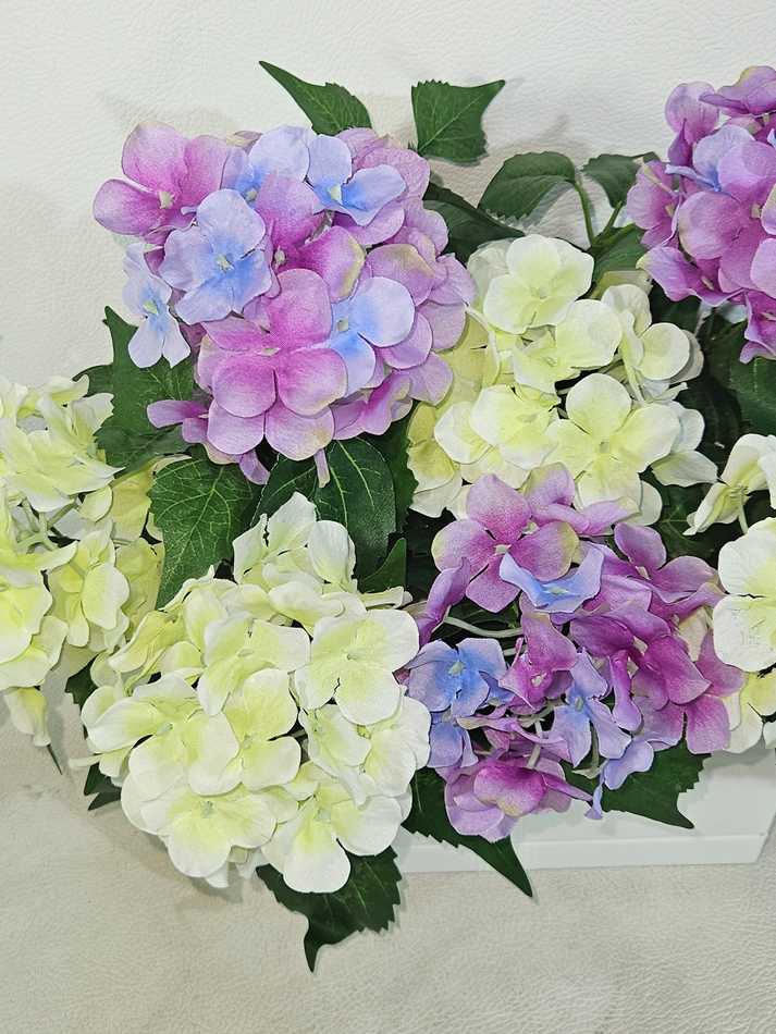 Гортензия искусственная бело-лиловая в балконном ящике