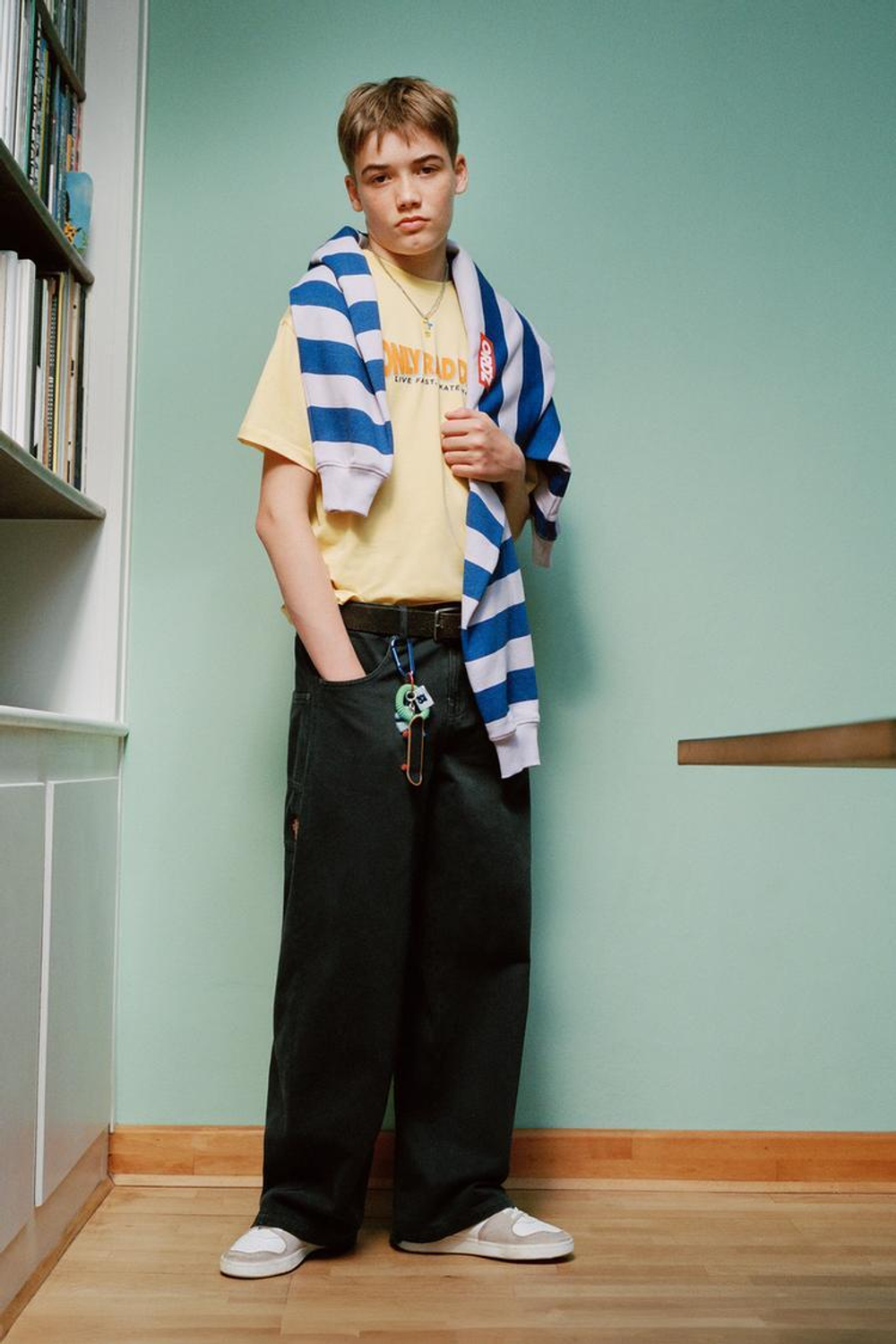 ZARA ДЖИНСЫ LOOSE С НАШИВКОЙ, ТЕМНЫЙ АНТРАЦИТ